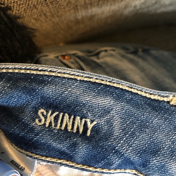 HELP!!! Looking for American Eagle women’s size 6 mid rise low rise skinny jeans - Picture 3 of 4